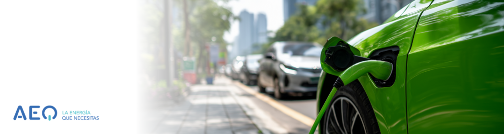Coche verde cargando en una estación de recarga de coches eléctricos.