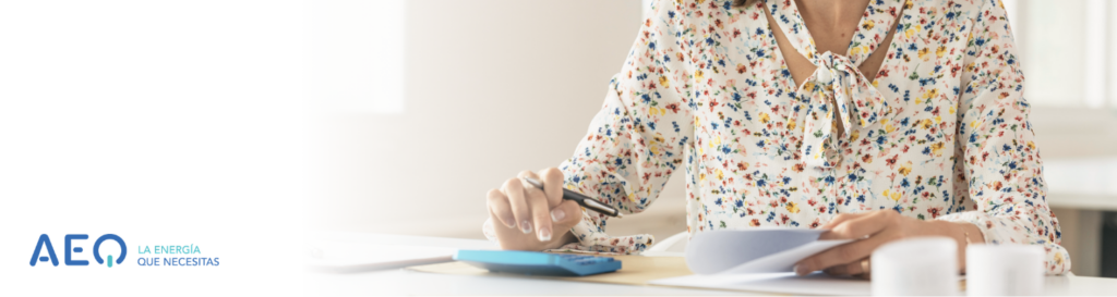 Persona aprendiendo a calcular la potencia a contratar para su empresa