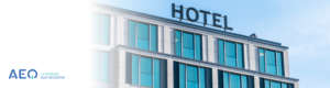Fachada de un hotel para ilustrar un texto sobre el ahorro energético en hoteles.