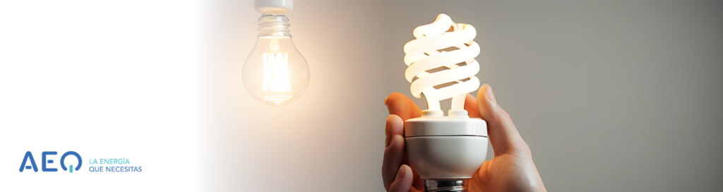 Persona sujetando una bombilla LED como idea para ahorrar energía.