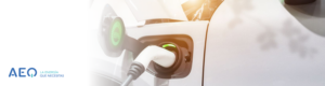 Un coche eléctrico cargando para ilustrar un texto sobre Cargador de vehículos eléctricos en flotas compartidas.