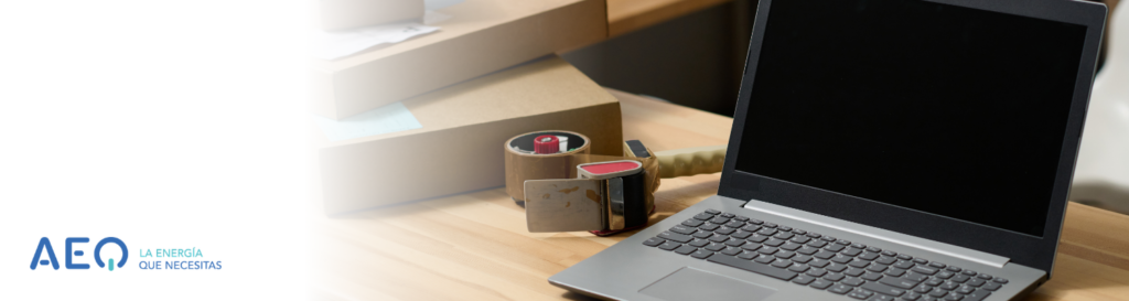 Un ordenador y cajas sobre una mesa para un texto sobre Tarifas de luz para pymes