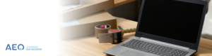 Un ordenador y cajas sobre una mesa para un texto sobre Tarifas de luz para pymes