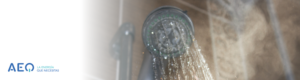 Ducha con agua caliente mediante un sistema de aerotermia para agua caliente sanitaria, mejorando la eficiencia energética del hogar.