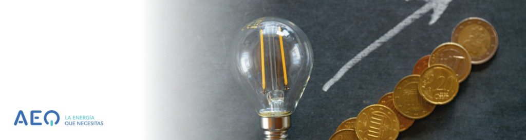 Bombilla junto a monedas de euro y una flecha ascendente que representa la evolución del precio de la luz y el coste de la electricidad.